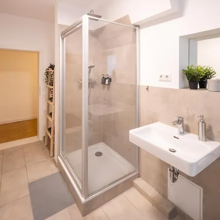 100qm2, Superior Suite, 8 Beds, Rain Shower * Berlin