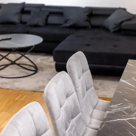 100qm2, Superior Suite, 7 Beds, Rain Shower Berlin